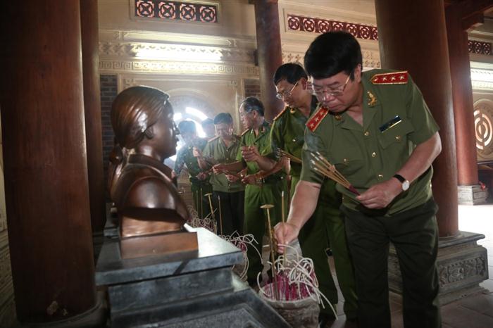 Đoàn đã đến dâng hoa, dâng hương tại khu di tích lịch sử Truông Bồn