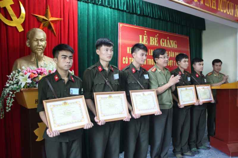 Đồng chí Đại tá Hồ Văn Tứ, trao Giấy khen của Giám đốc Công an tỉnh cho 5 học viên có thành tích xuất sắc