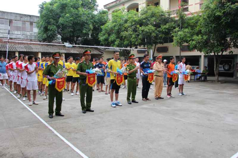Đồng chí Trung tá Nguyễn Đức Hải, Phó Giám đốc Công an tỉnh cùng đại diện Ban tổ chức giải tặng hoa và cờ lưu niệm cho các đội tham gia.