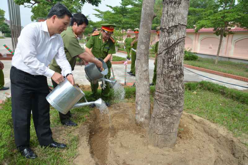 Đồng chí Thượng tướng Bùi Văn Nam cùng Đoàn công tác trồng cây lưu niệm tại trụ sở cơ quan Cảnh sát PC&CC tỉnh