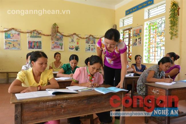 Cô giáo Lưu Thị Phượng hướng dẫn “học sinh” tập viết
