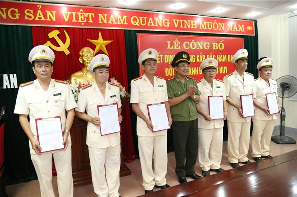 Đại tá Hồ Văn Tứ, Phó Bí thư Đảng ủy, Phó Giám đốc Công an tỉnh trao Quyết định thăng cấp hàm Đại tá cho 6 đồng chí lãnh đạo, chỉ huy