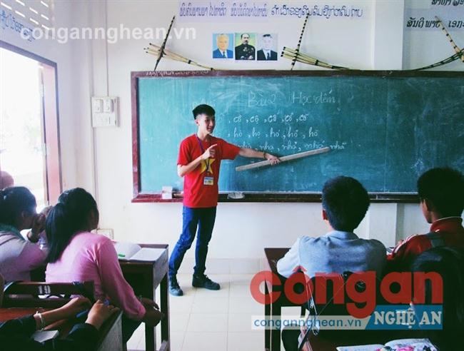 Sinh viên tình nguyện Trường Đại học Vinh                               dạy tiếng Việt trên đất nước Lào