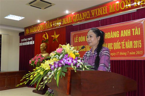 Đồng chí Đinh Thị Lệ Thanh, Phó Chủ tịch UBND tỉnh chúc mừng thầy và trò