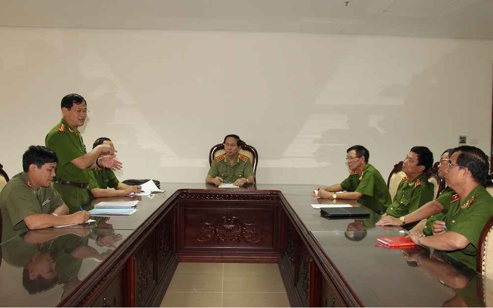 Giám đốc Công an tỉnh Nghệ An - Đại tá Nguyễn Hữu Cầu - báo cáo với Bộ trưởng Trần Đại Quang về tiến độ điều tra vụ án.