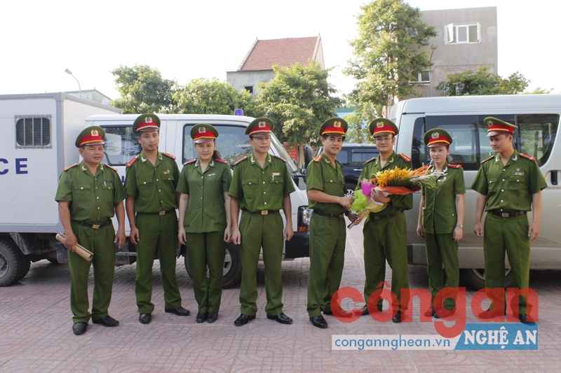 Đồng chí Trung tá Nguyễn Đức Hải, Phó Giám đốc Công an tỉnh chúc mừng tổ công tác đặc biệt Phòng Cảnh sát Truy nã tội phạm vì thành tích xuất sắc trong truy bắt tội phạm truy nã