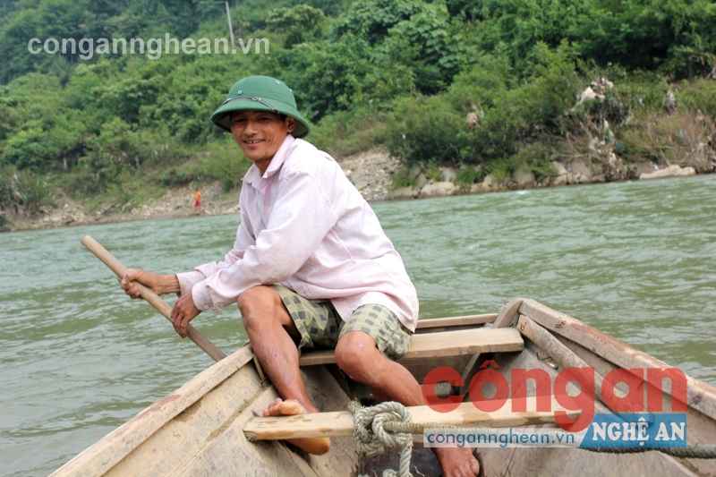Người cha chèo đò trên sông Nậm Mộ để ngóng tin con gái
