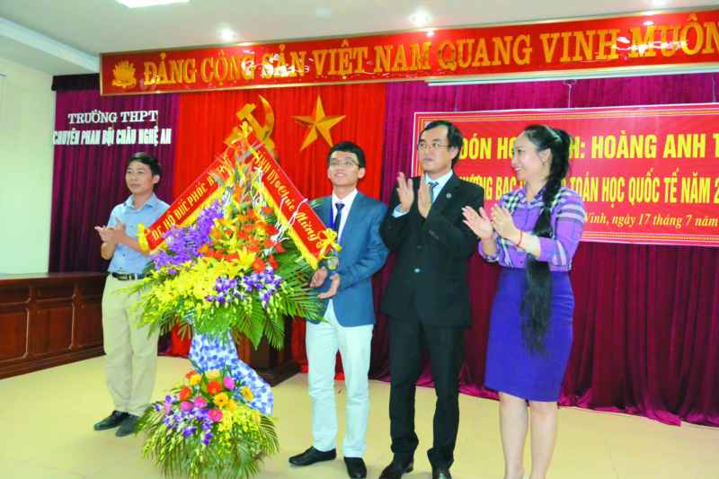 Đồng chí Đinh Thị Lệ Thanh, Phó Chủ tịch UBND tỉnh chúc mừng thành tích của Hoàng Anh Tài