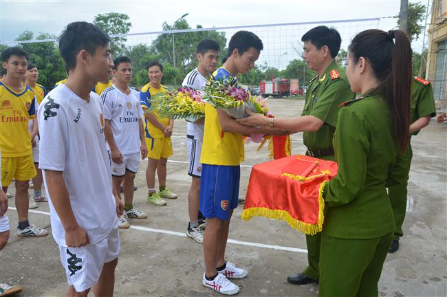 Đại tá Lê Quốc Báo – Phó Giám đốc Cảnh sát PC&CC tỉnh tặng cờ lưu niệm cho các đội thi đấu.