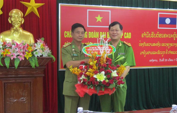 Thay mặt lãnh đạo Công an tỉnh Xiêng Khoảng, Đồng chí Phó Giám đốc tặng hoa chúc mừng Đại tá Nguyễn Hữu Cầu.