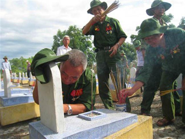  CCB Trung đoàn 27 thắp hương tưởng nhớ các đồng đội đã hy sinh tại Nghĩa trang liệt sĩ Quảng Trị