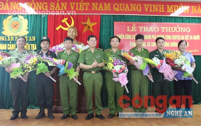 Đại tá Nguyễn Hữu Cầu, Giám đốc Công an tỉnh trao thưởng cho ban chuyên án