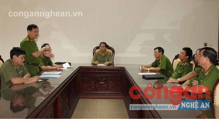 Đồng chí Đại tá Nguyễn Hữu Cầu, Giám đốc Công an tỉnh báo cáo tiến độ điều tra vụ án                                                                với lãnh đạo Bộ Công an vào ngày 18/7/2015