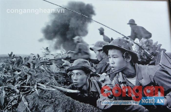 Ông Hồ Văn Quang (trái) cùng ông Đỗ Đức Thắng trong giờ phút xuất kích, chuẩn bị tiến công  tiêu diệt địch - Ảnh tư liệu
