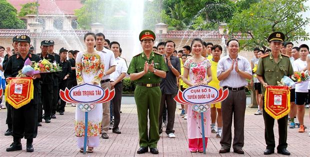 Đại tá Nguyễn Hữu Cầu, Giám đốc công an tỉnh tặng cờ lưu niệm cho các đội