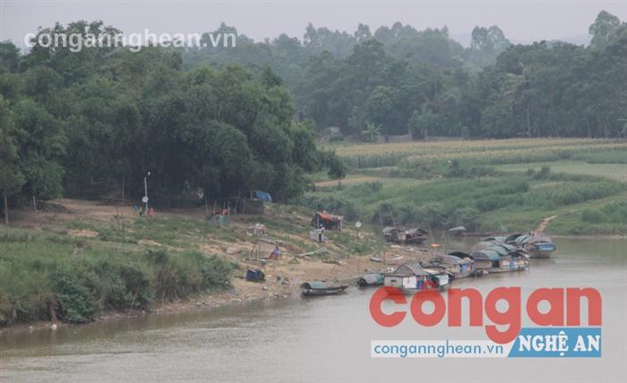 Người dân vạn chài ven sông Lam mong ngóng sớm được lên nơi ở mới 