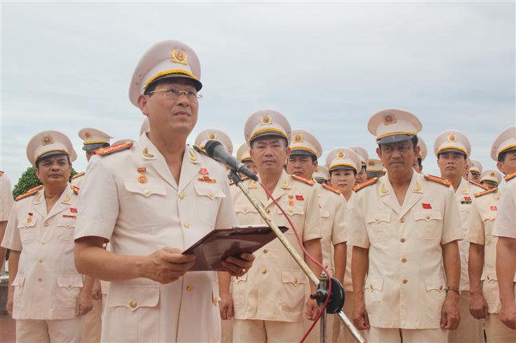 Đồng chí Đại tá Nguyễn Hữu Cầu, Bí thư Đảng uỷ, Giám đốc Công an tỉnh báo công lên anh linh Chủ tịch Hồ Chí Minh