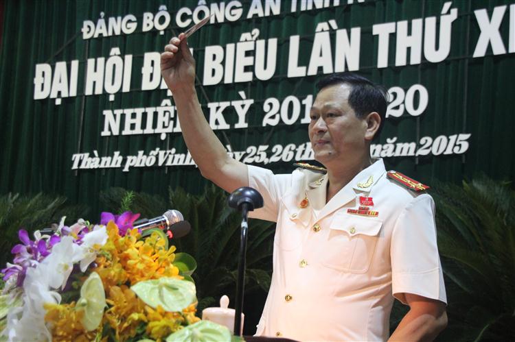 Đồng chí Đại tá Nguyễn Hữu Cầu, Bí thư Đảng ủy, Giám đốc Công an tỉnh lấy ý kiến biểu quyết tại phiên trù bị