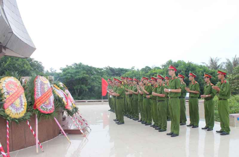 Thượng tá Phan Hữu Chu – Phó trưởng phòng PC81 ôn lại truyền thống yêu nước, tinh thần chiến đấu anh hùng, bất khuất, sẵn sàng hi sinh để bảo vệ Tổ quốc của các anh hùng, liệt sỹ, các thương, bệnh binh. 