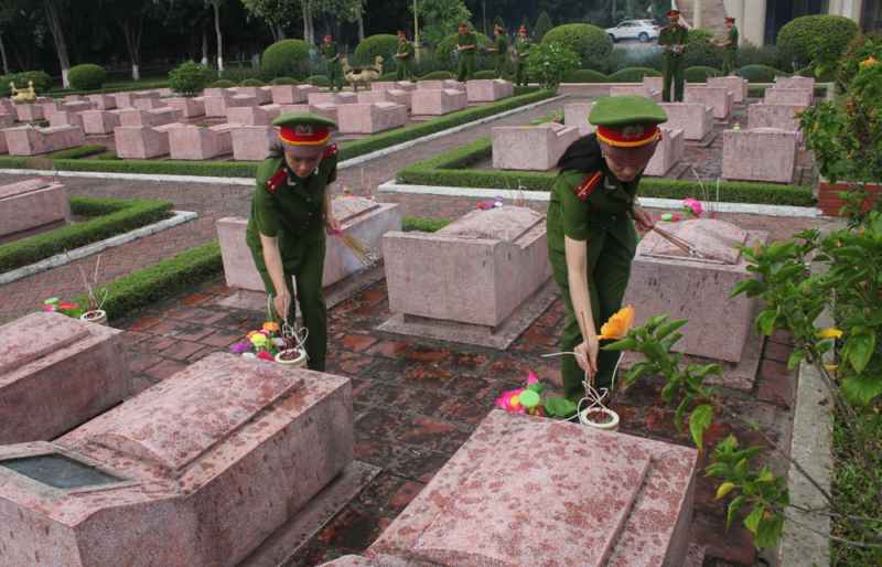 Hai nữ cán bộ phòng PC81 thắp hương tại phần mộ các anh hùng liệt sĩ