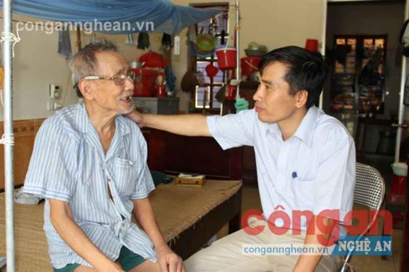 Bác sĩ Lê Tiến Mạnh, Phó Giám đốc Trung tâm thăm hỏi sức khoẻ thương, bệnh binh