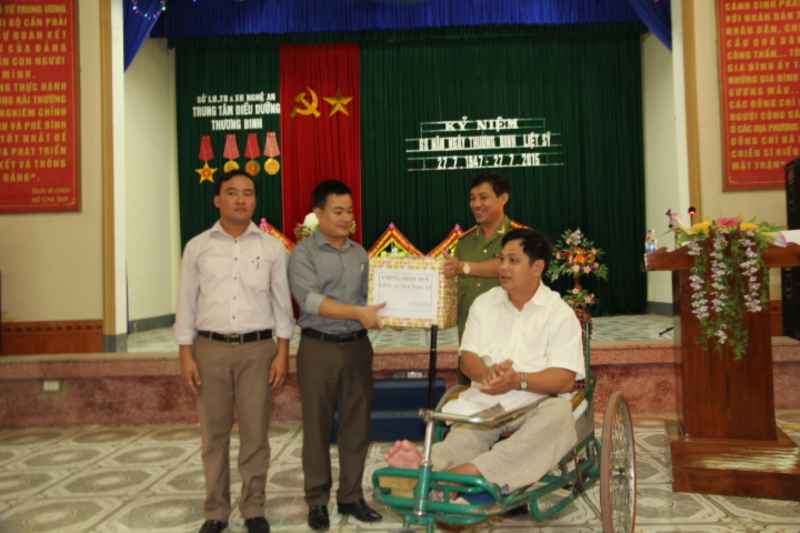 Đại tá Lê Khắc Thuyết trao quà cho thương, bệnh binh tại Trung tâm