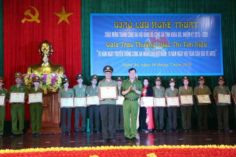 Đại tá Nguyễn Hữu Cầu - Bí thư Đảng uỷ, Giám đốc Công an tỉnh trao giải nhất cho Chi đoàn phòng an ninh chính trị nội bộ