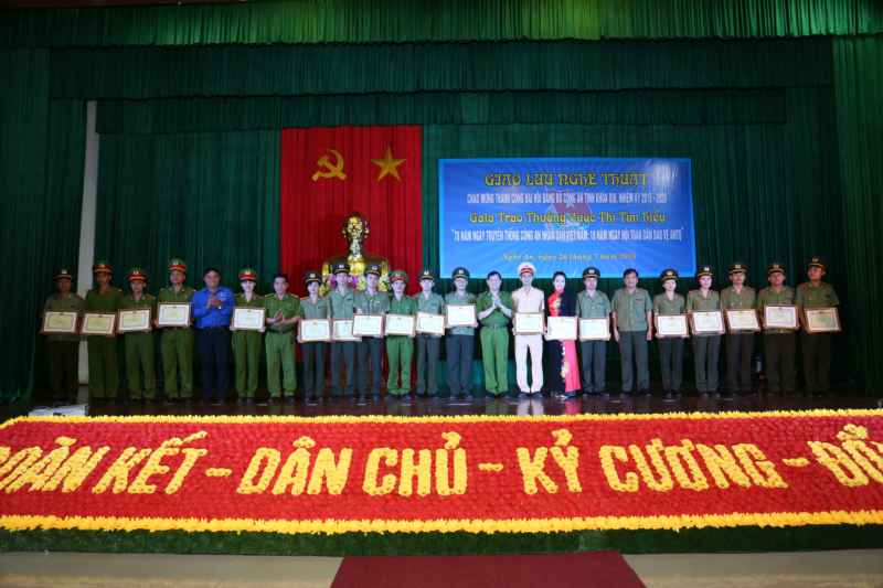 Lãnh đạo Công an tỉnh, Cảnh sát PC và CC tỉnh, Tỉnh đoàn Nghệ An chụp ảnh lưu niệm cùng các cá nhân tập thể được nhận thưởng 