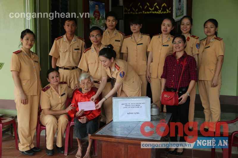 Tặng quà cho mẹ Việt Nam anh hùng tại huyện Đô Lương