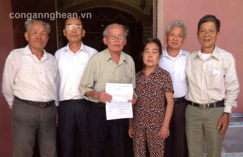 Lãnh đạo Hội Cựu Giáo chức Nghệ An và Ban liên lạc nhà giáo đi B thăm thầy giáo Nguyễn Duy Mãi đi B năm 1969 bị đau ốm nặng