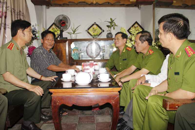 Đồng chí Thứ trưởng thăm, tặng quà gia đình ông Trần Văn Kỳ, cán bộ Công an nghỉ hưu, là thương binh trong công tác đấu tranh, phòng chống tội phạm