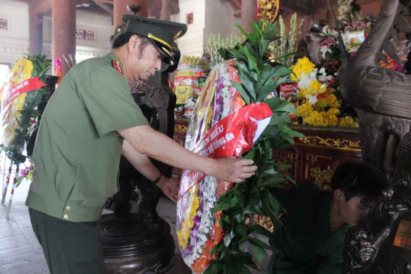 Đồng chí Thượng tướng Đặng Văn Hiếu dâng hương, dâng hoa tại Khu di tích Kim Liên,Nam Đàn