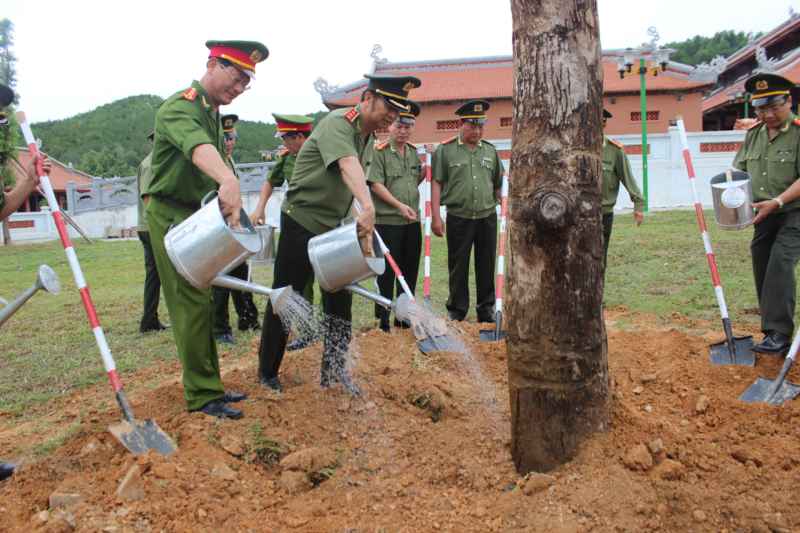 Đồng chí Thượng tướng Đặng Văn Hiếu trồng cây lưu niệm trong khu di tích Truông Bồn.
