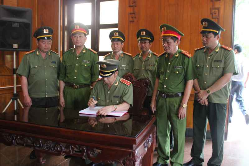 Đồng chí Thượng tướng Đặng Văn Hiếu ghi lưu bút tại Khu di tích Kim Liên