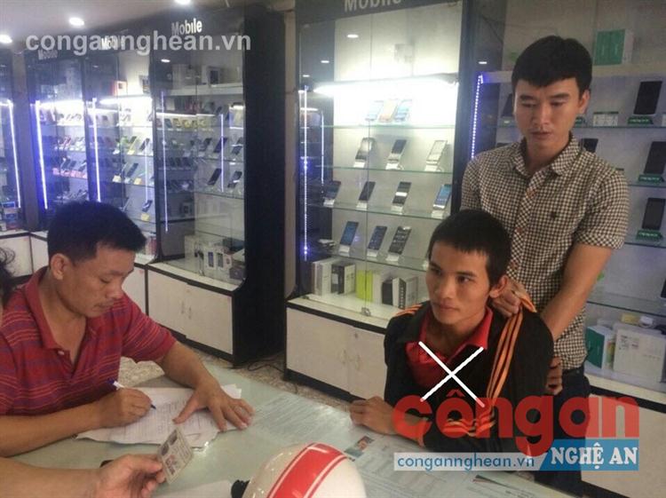 Đối tượng Nguyễn Văn Vũ (X) bị bắt khi đi tiêu thụ tại sản cướp được