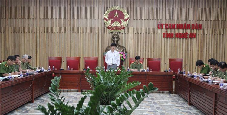 Đồng chí Lê Xuân Đại, Phó Chủ tịch Thường trực UBND tỉnh                                     báo cáo kết quả thực hiện công tác PCMT của tỉnh Nghệ An                                 trong thời gian qua với lãnh đạo Bộ Công an