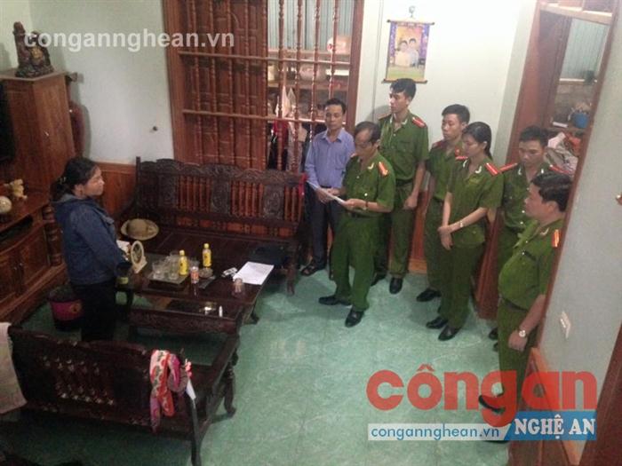 Cơ quan Cảnh sát điều tra Công an huyện Đô Lương đọc lệnh bắt tạm giam Ngô Thị Trang