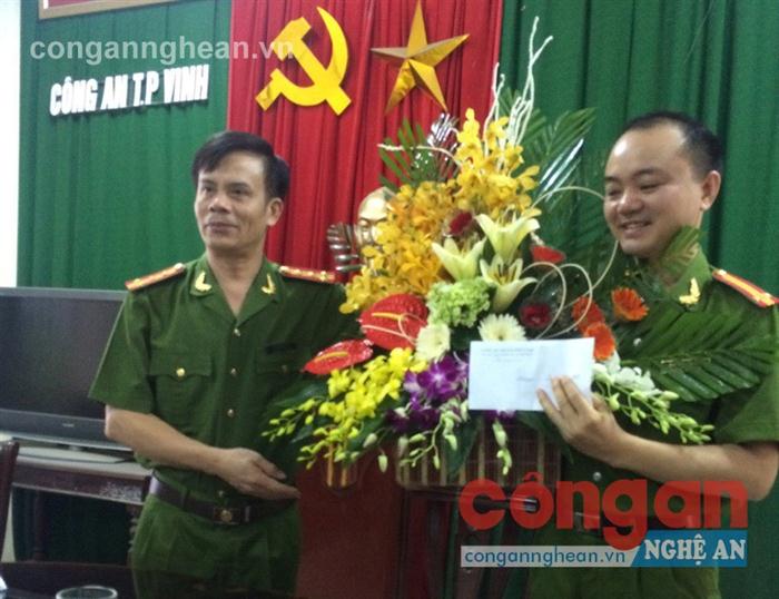 Đại tá Trần Ngọc Tú, Trưởng Công an TP Vinh  trao thưởng cho đại diện Ban Chuyên án 501K