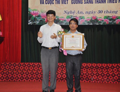Đồng chí                         Lê Xuân Đại,              Phó Chủ tịch Thường trực UBND tỉnh trao giải Nhất cuộc thi viết 