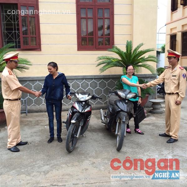 Hai chị Nguyễn Thị Hiền và Lê Thị Tâm                            nhận lại tài sản bị mất từ lực lượng CSGT                    Công an huyện Diễn Châu