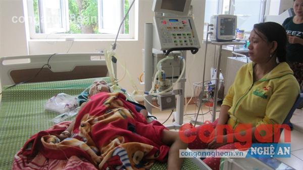 Người thân đang chăm sóc cháu Chiến tại Bệnh viện Sản - Nhi Nghệ An