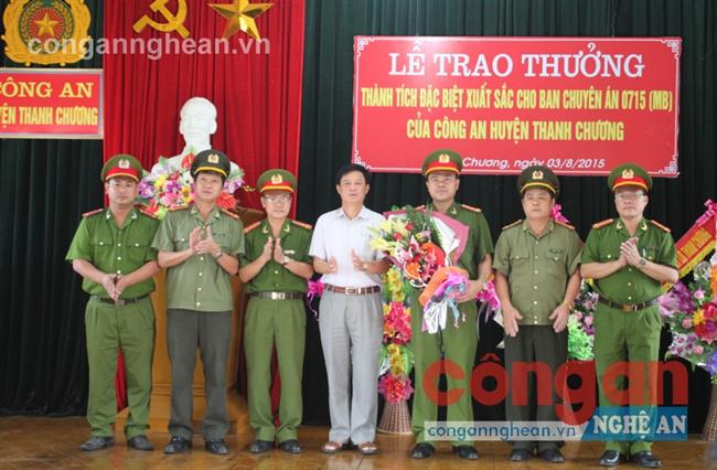 Đồng chí Lê Quang Đạt - Bí thư huyện ủy Thanh Chương thừa ủy quyền Chủ tịch UBND tỉnh trao tiền thưởng của UBND tỉnh cho Ban chuyên án