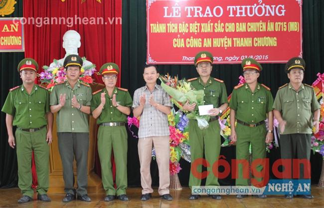 Đồng chí Nguyễn Hữu Vinh - Chủ tịch UBND huyện Thanh Chương trao tiền thưởng UBND huyện Thanh Chương cho Ban chuyên án