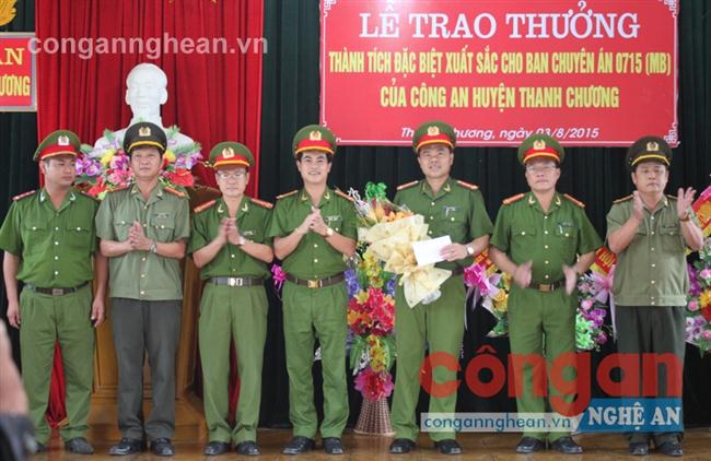 Trung tá Nguyễn Đức Hải - Phó giám đốc Công an tỉnh thừa ủy quyền Giám đốc Công an tỉnh trao thư khen và phần thưởng cho Ban chuyên án