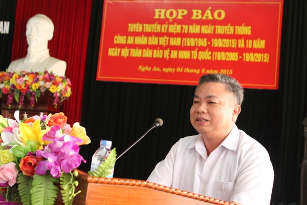 Đồng chí Lê Bá Hùng, Trưởng Ban tuyên giáo Tỉnh ủy phát biểu tại họp báo