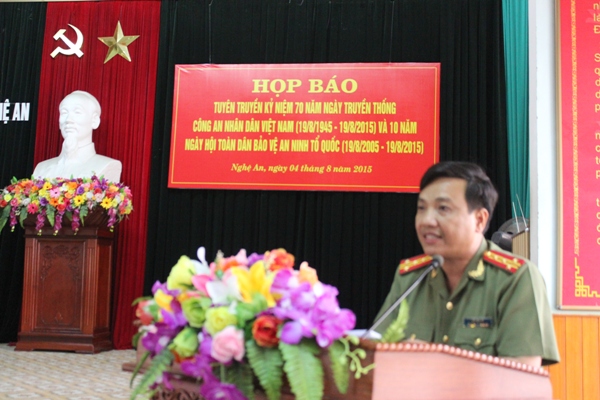 Đại tá Hồ Văn Tứ, Phó Bí thư Đảng ủy, Phó Giám đốc Công an tỉnh phát biểu tại họp báo