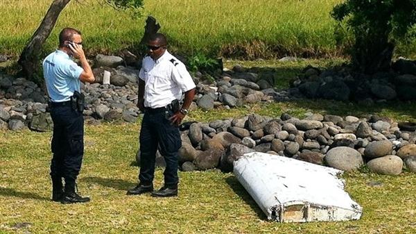 Mảnh vỡ được phát hiện hôm 30/7 trên đảo Reunion. Ảnh: The Guardian