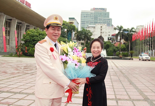 Đại tướng Trần Đại Quang tặng hoa Phó Chủ tịch nước Nguyễn Thị Doan.