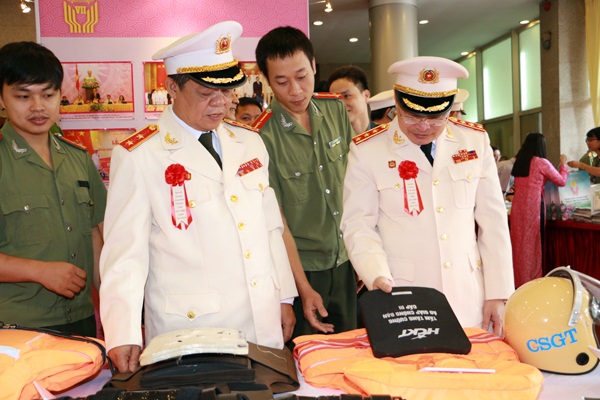 Các đại biểu tham quan trưng bày các sản phẩm phục vụ công tác chiến đấu của lực lượng CAND.