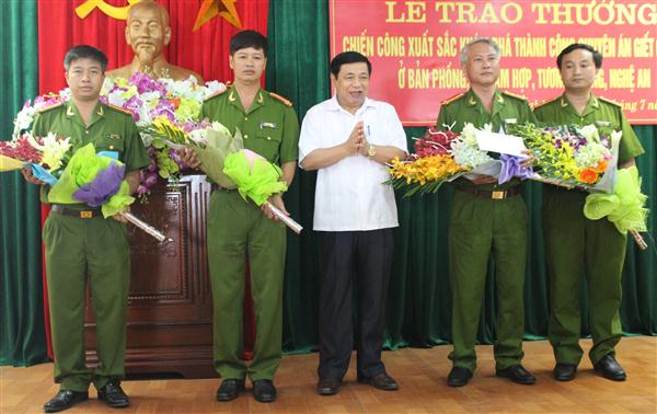 Đồng chí Nguyễn Xuân Đường, Chủ tịch UBND tỉnh trao thưởng cho đại diện Ban chuyên án G175 sau khi điều tra, làm rõ và bắt giữ hung thủ giết 4 người tại bản Phồng, xã Tam Hợp, huyện Tương Dương